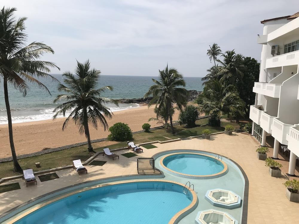 Induruwa Beach Resort Экстерьер фото