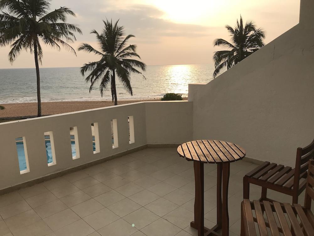 Induruwa Beach Resort Экстерьер фото